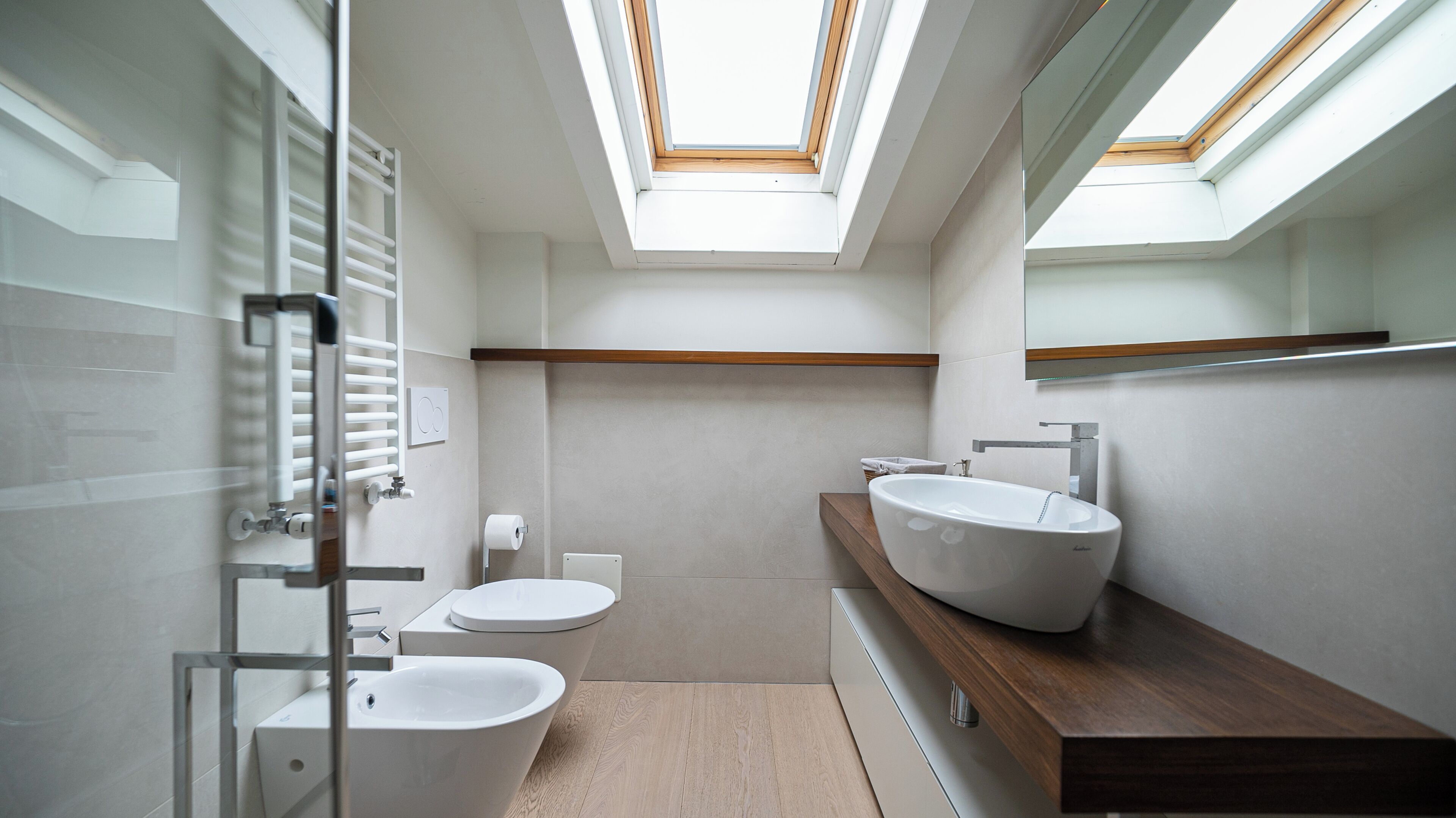 Een douche, een haardroger, een bidet, handdoeken