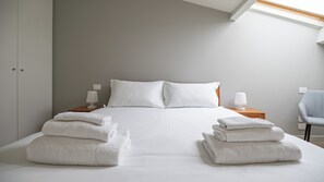 2 bedrooms, iron/ironing board, free WiFi, bed sheets - Volta 40 - Two Bedroom Apartment, Sleeps 8 (Monza)