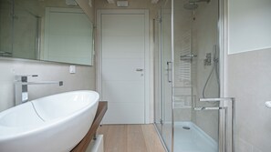 Douche, sèche-cheveux, bidet, serviettes fournies