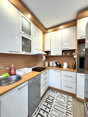 Fridge, oven, stovetop, dishwasher