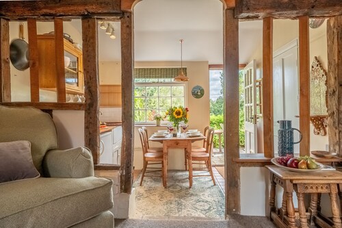 Devine wooden beamed cottage in the heart of England’s best preserved medieval village - Weavers Cot