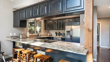 ثلاجة، ميكروويف، فرن، موقد طهي مسطح