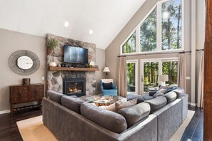 Smart-TV, Kamin, Tischtennisplatte