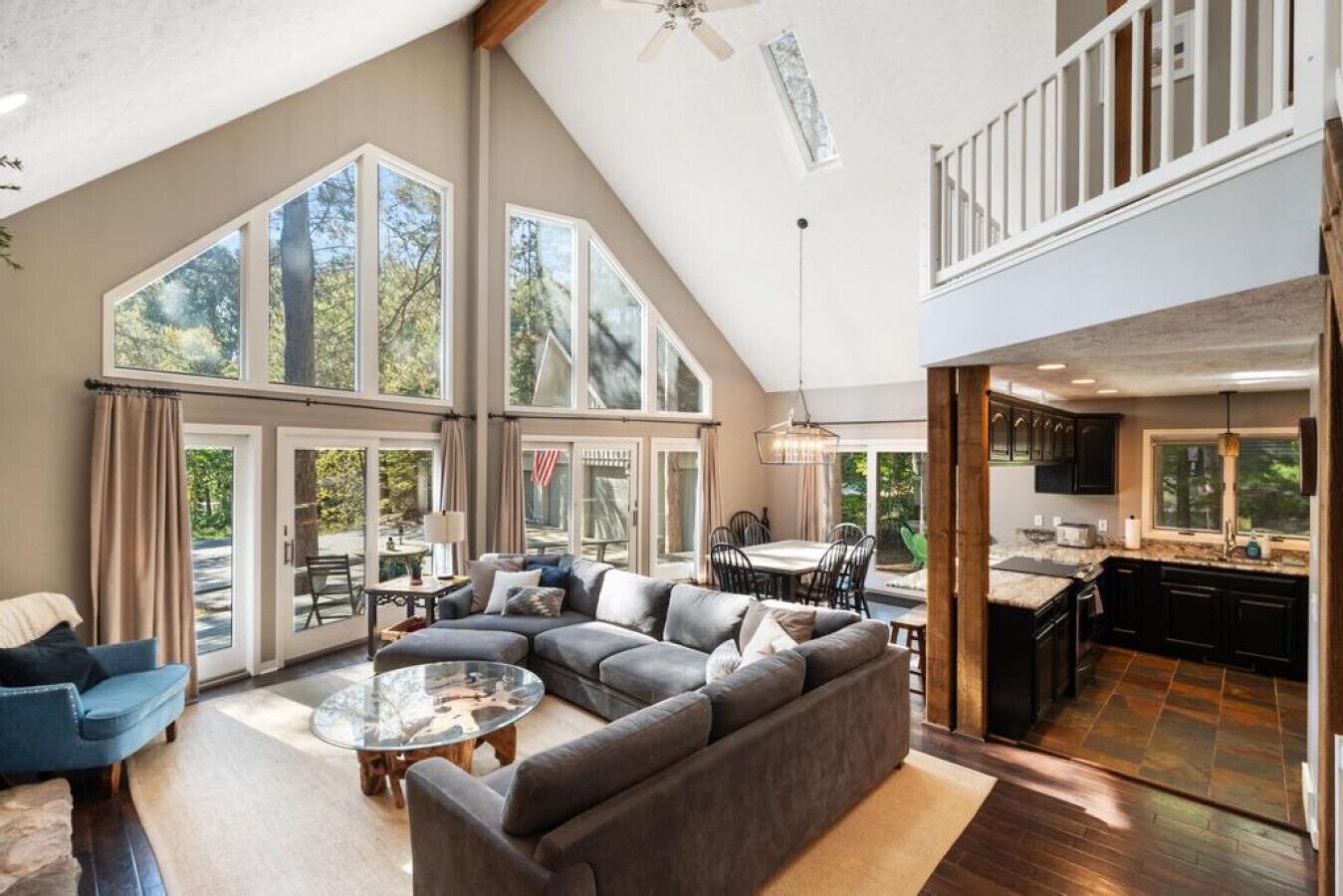 Smart TV, chimenea y tenis de mesa 