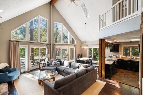 Smart-TV, Kamin, Tischtennisplatte