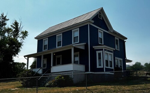 Charming 3-bedroom house with AC and WiFi in Paw Paw