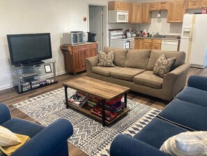 Living area - Charming, updated 1-bedroom house conveniently located near highway. (Charlotte)