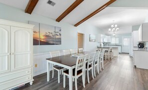 Dining - Updated Sunset Beach home w/ a 2-minute walk to the beach.  Parking for 5 cars. (Sunset Beach)