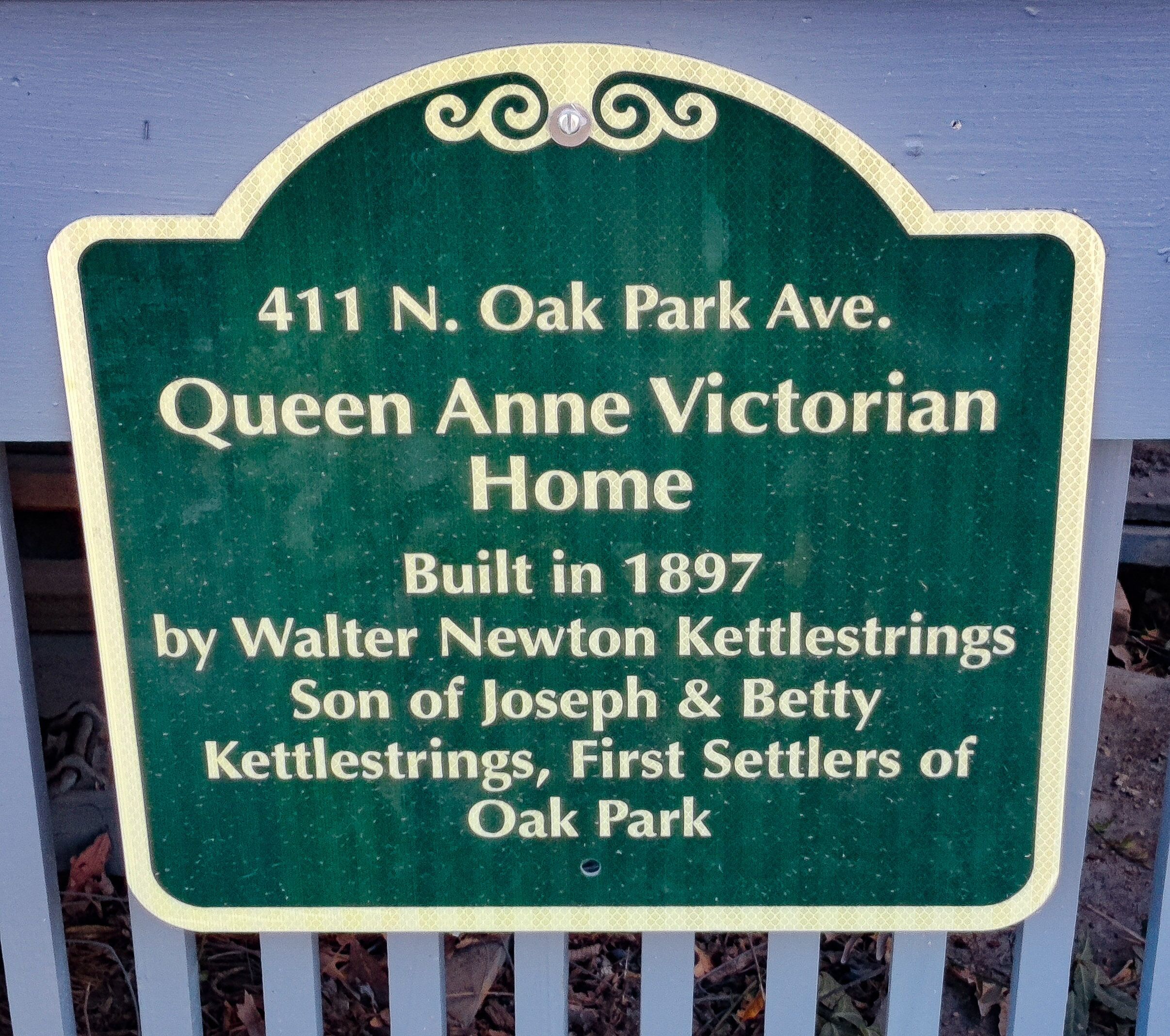 Marcador histórico de la Casa Victoriana Queen Anne en 411 N. Oak Park Ave., construida en 1897 por Walter Newton Kettlestrings, hijo de los primeros pobladores de Oak Park.
