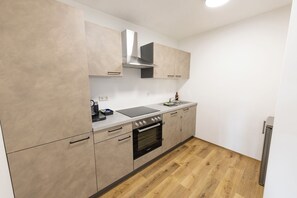 Kühlschrank, Ofen, Herdplatte, Geschirrspüler