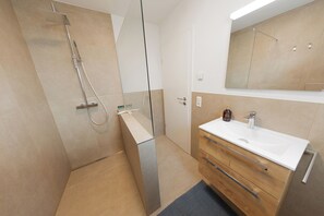 Dusche, Haartrockner, Handtücher, Seife