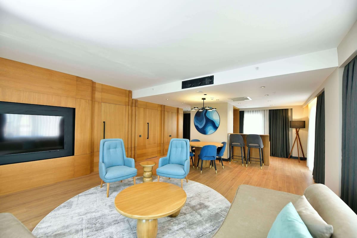 Presidentiële suite, gedeeltelijk uitzicht op zee | 1 slaapkamer, luxe beddengoed, een kluis op de kamer, een bureau