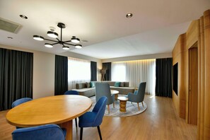 Premium bedding, in-room safe, desk, laptop workspace - Radisson Hotel Mersin (Mersin)