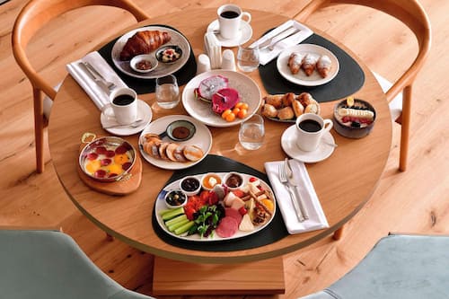 Petit déjeuner buffet servi tous les jours en supplément