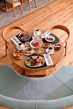 Desayuno buffet (TRY 750 por persona)