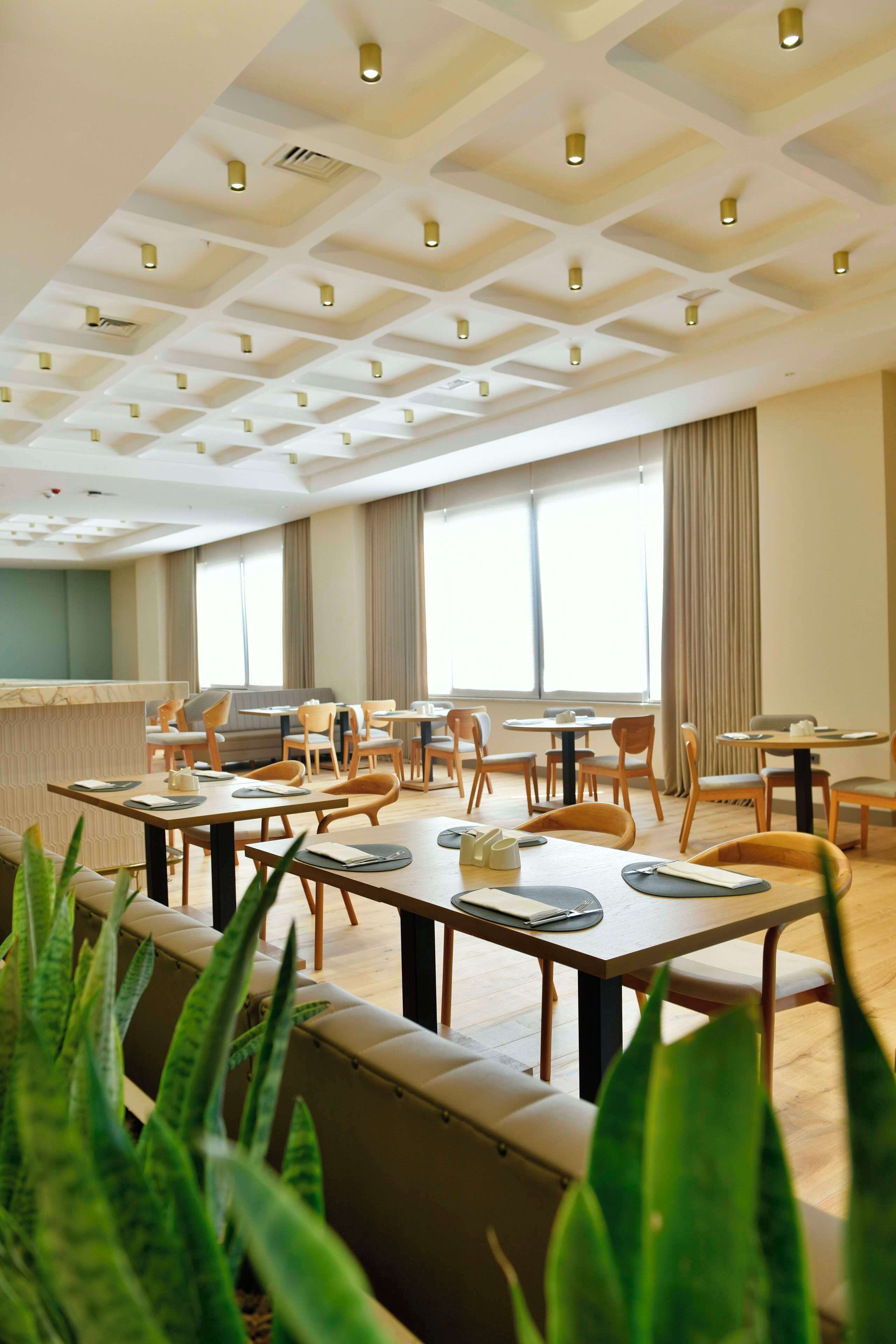 Bữa sáng buffet hàng ngày với phụ phí nhỏ 