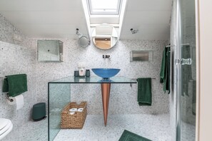 Douche, sèche-cheveux, serviettes fournies, savon