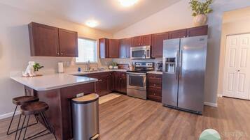 Geladeira, micro-ondas, fogão, cooktop