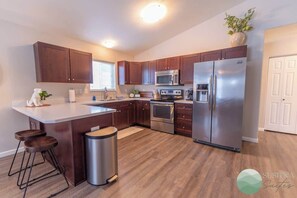 ثلاجة، ميكروويف، فرن، موقد طهي مسطح