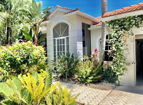 Exterior detail - 4-bedroom house in amazing Bonita Springs with AC, WiFi (Bonita Springs)