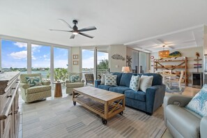 Appart'hôtel, plusieurs lits (SeaSpray Riverside 313) | Coin séjour | Télévision