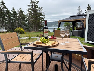 Ocean Pearl 
Ocean View ,Private Deck W/BBQ, Outdoor Fire Pit  