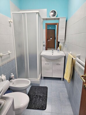 Douche, sèche-cheveux, bidet, serviettes fournies