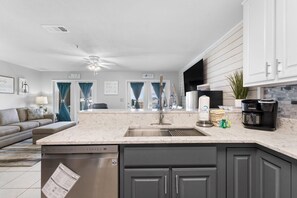 Private kitchen - Grand Caribbean East 403 (Pensacola)