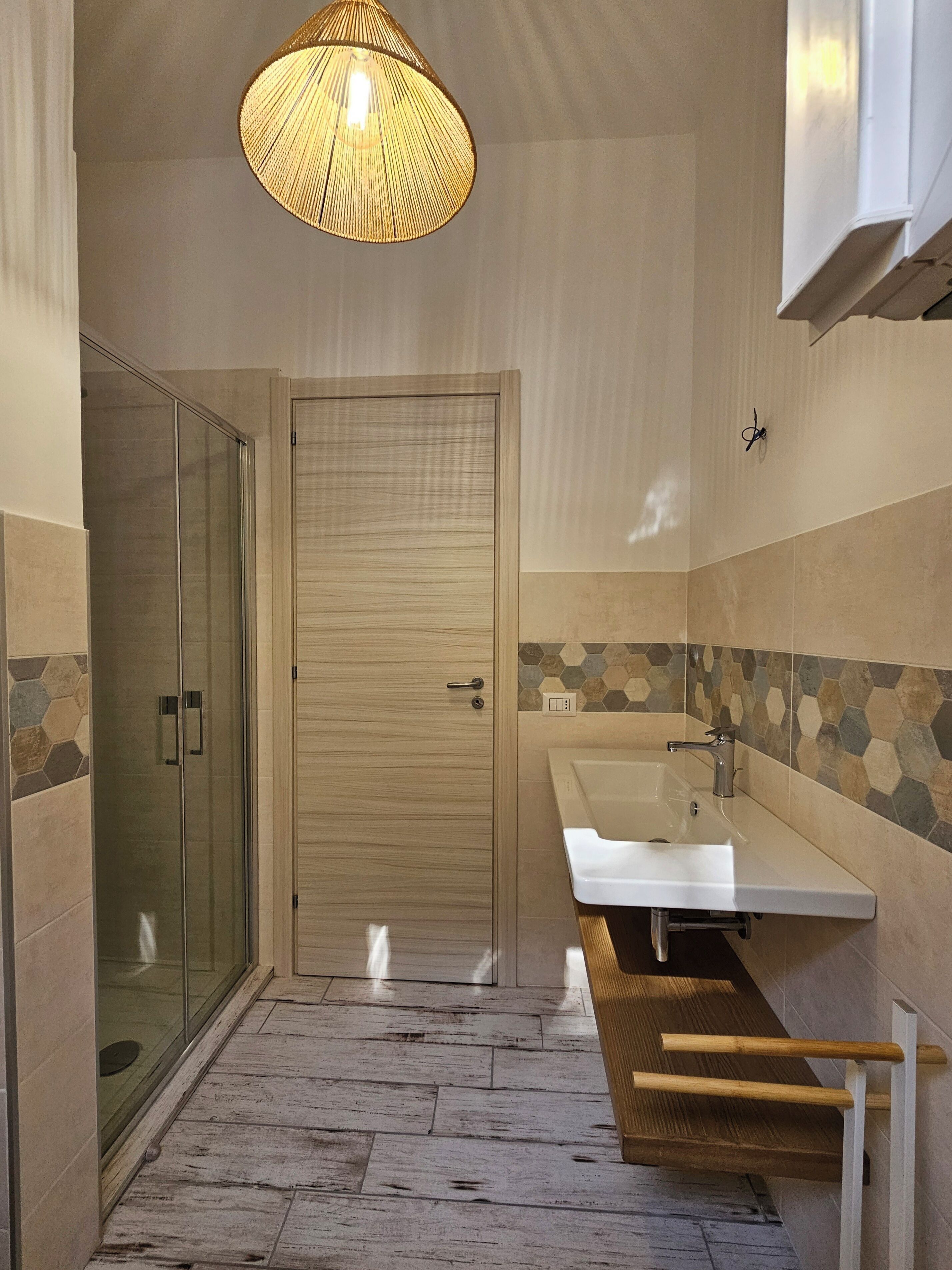 Douche, bidet, serviettes fournies, savon