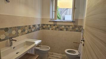 Douche, bidet, serviettes fournies, savon