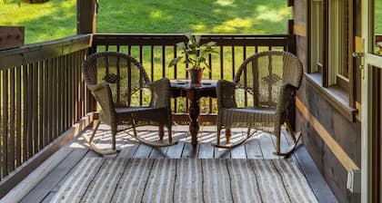 Creekside Cozy Cabin:Minutes to UTK, Dtwn Knox & M’ville ,Marina, & TYS airport