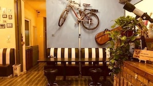 A room with a bench, a bicycle, a guitar, and a plant. - Reverse Time Youth Hostel (Nanjing Station South Square Branch) (Nanjing)