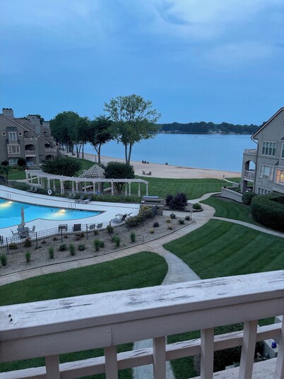 Luxury Condo Overlooking the Lake & Beach