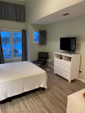 2 bedrooms, desk, iron/ironing board, WiFi