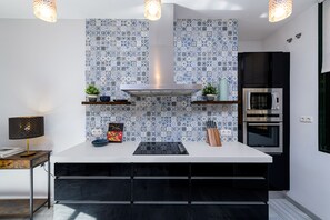 Frigorífico grande, microondas, horno y placa de cocina