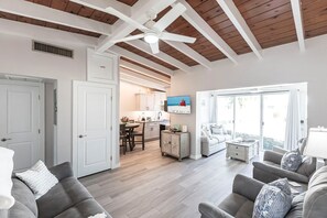 TV, offices - 65 Premium- Island Vibes - Your Perfect One-Bedroom Villa in Siesta Key Awaits (Siesta Key)