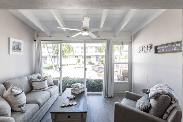 TV, offices - 65 Premium- Island Vibes - Your Perfect One-Bedroom Villa in Siesta Key Awaits (Siesta Key)