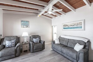 TV, offices - 65 Premium- Island Vibes - Your Perfect One-Bedroom Villa in Siesta Key Awaits (Siesta Key)