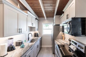 Private kitchen - 65 Premium- Island Vibes - Your Perfect One-Bedroom Villa in Siesta Key Awaits (Siesta Key)