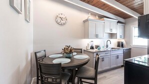 Dining - 65 Standard - Island Vibes - Your Perfect One-Bedroom Villa in Siesta Key Awaits (Siesta Key)