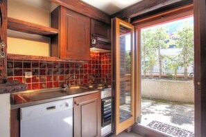 Kylskåp, mikrovågsugn, ugn och spishäll