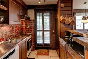 Fridge, microwave, oven, stovetop - Meters from the lift station with a private terrace and balcony in Verbier (Val de Bagnes)