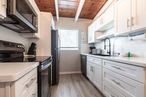 Coffee/tea maker, fridge, microwave, oven