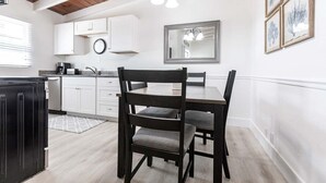 Dining - 14 Premium - Beach Bliss - Relax in a Gorgeous One-Bedroom Villa on Siesta Key (Siesta Key)