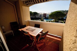 Outdoor dining - Appartement Deux Chambres 6 Couchages Dans une Résidence au Calme Avec Piscine (Cassis)