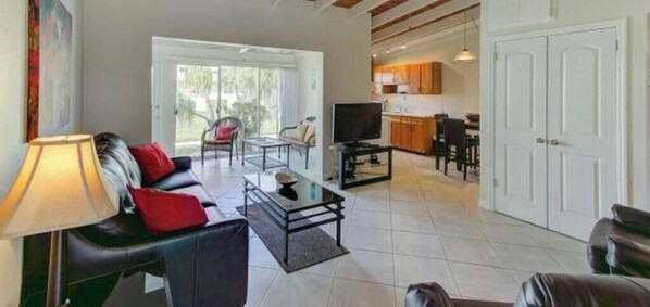 TV, offices - 64 Premium - Charming Escape - Discover Your One-Bedroom Villa on Siesta Key (Siesta Key)