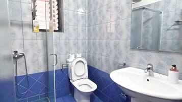 Deluxe Studio | Bathroom | Shower, hair dryer, slippers, towels