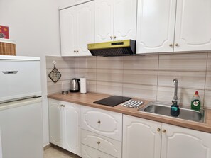 经典开间 | 浴室 | 淋浴设施、吹风机、拖鞋、毛巾