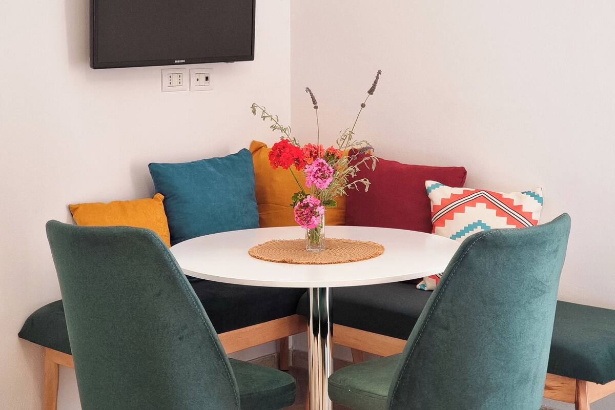 Classic Studio | In-room dining