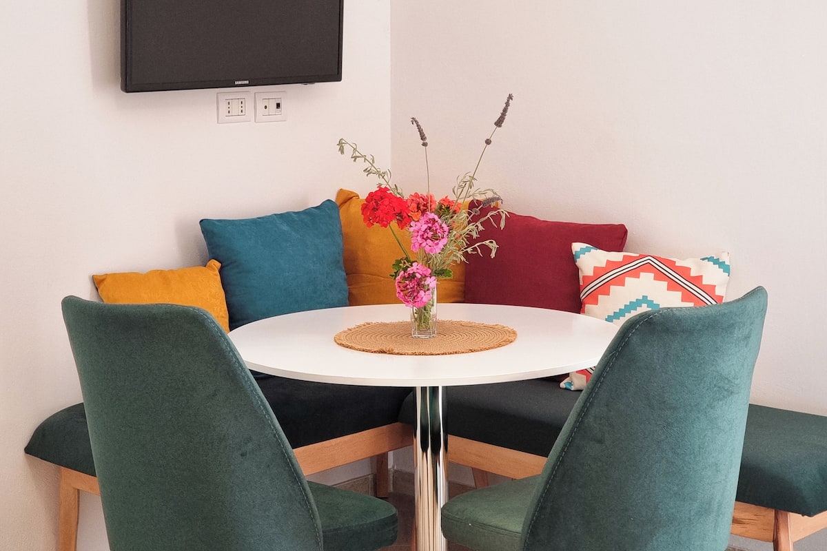 Classic Studio | In-room dining